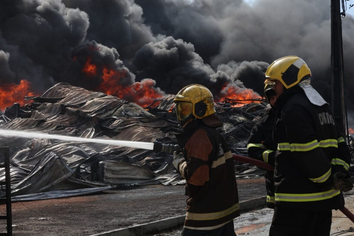 Governo do Amazonas monta força-tarefa para combater incêndio de grandes proporções em Manaus